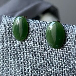 VINTAGE | Natural Green Oval Cabochon Gemstones Gold Tone Clip On Earrings